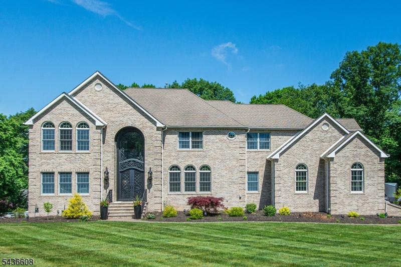 SINGLE FAMILY HOME !!